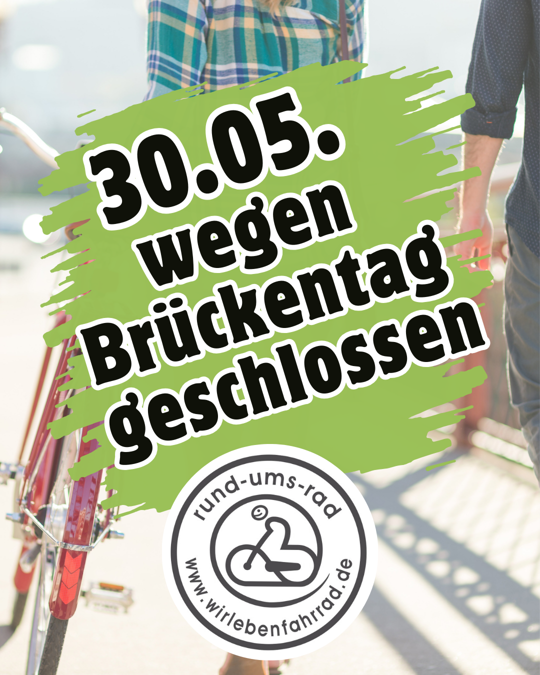Hinweis zur Ladenschließung am 30.05. bei Rund ums Rad mit Radfahrern im Hintergrund.